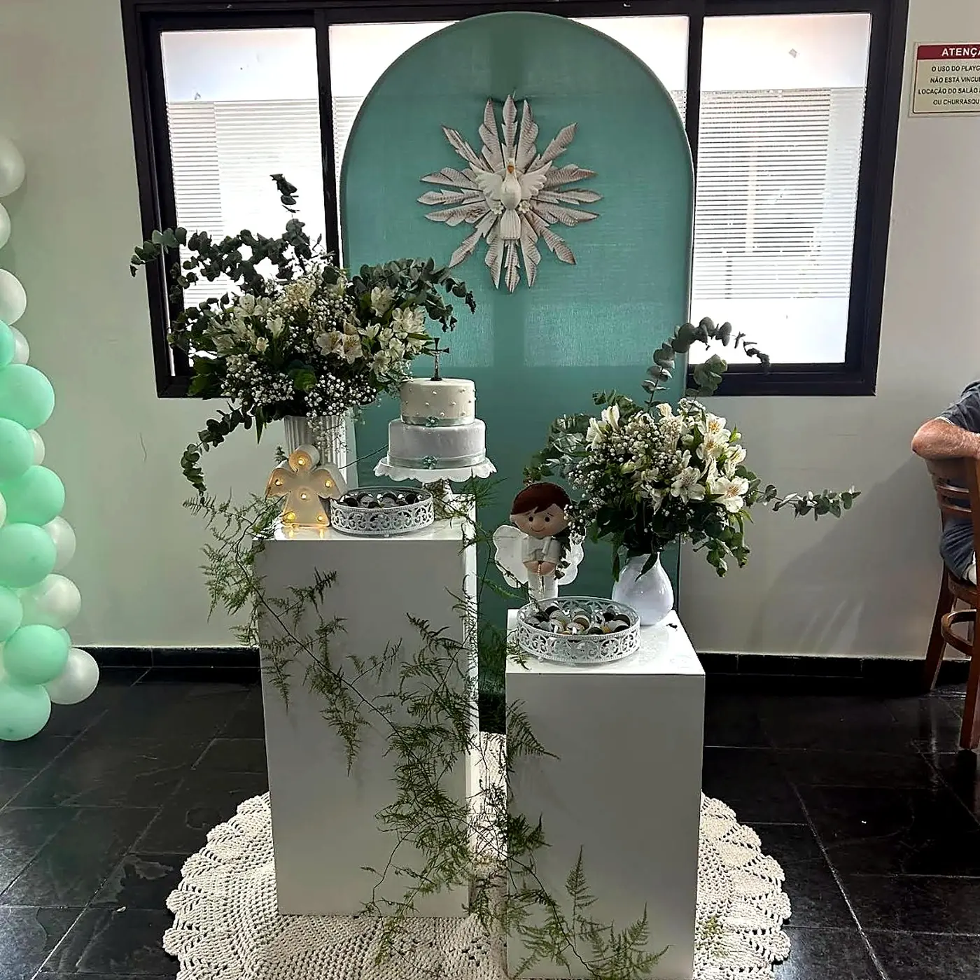 Decoração de batizado em tons verde-menta e branco