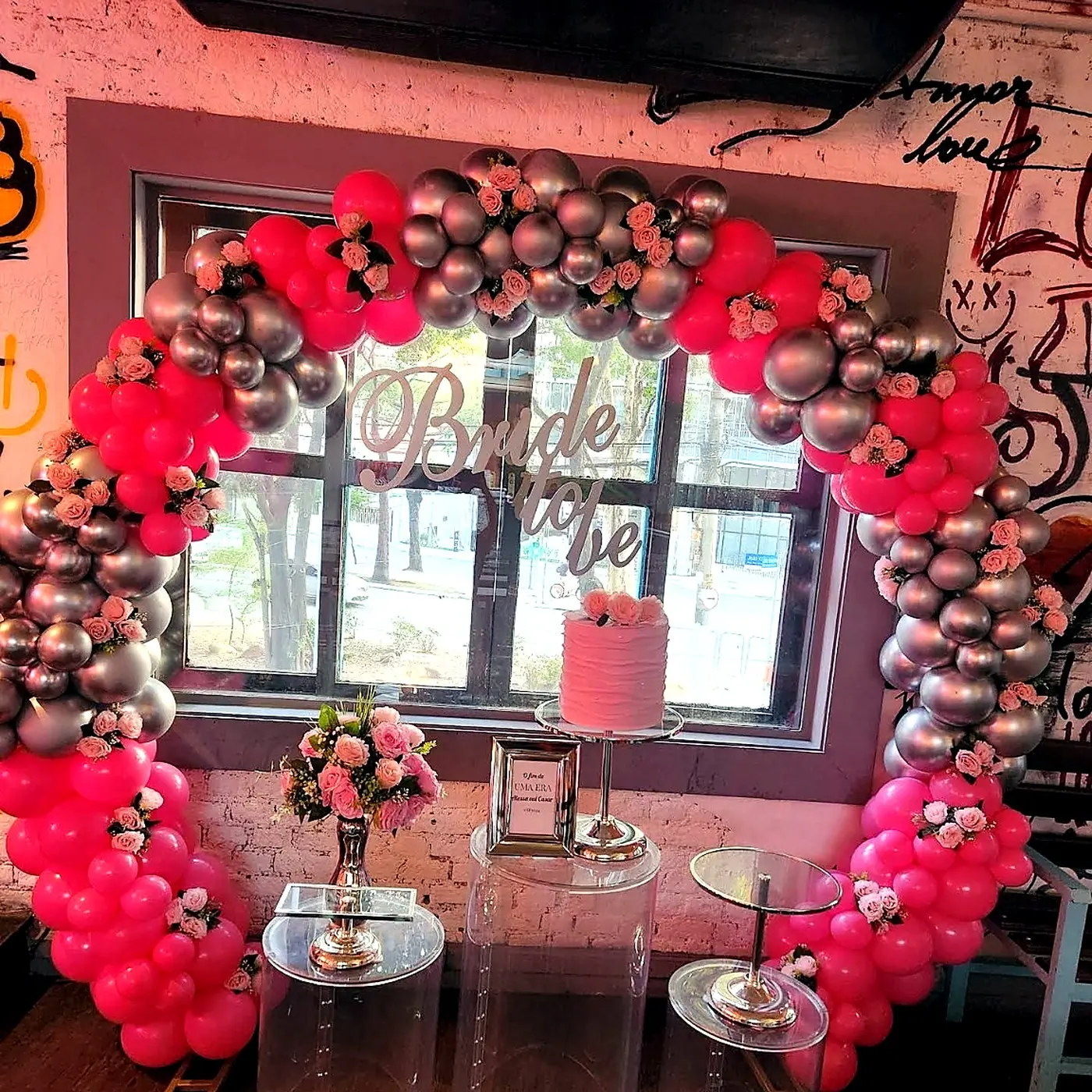 Decoração Bride to Be com balões pink e prata